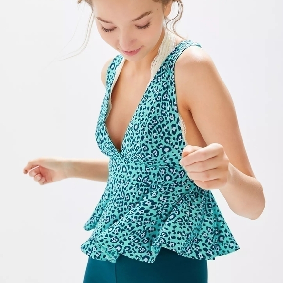 Urban Outfitters Heloise plunging peplum leopard print top. - Picture 1 of 8